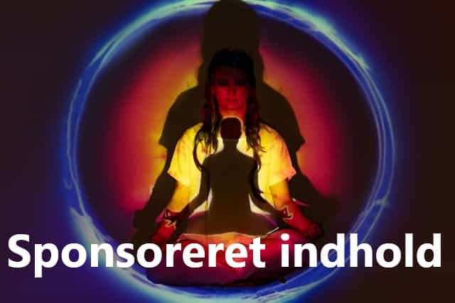 Kvinde i blå meditationscirkel sidder i meditationsstilling med silhuetter af andre personer både foran og bag hende