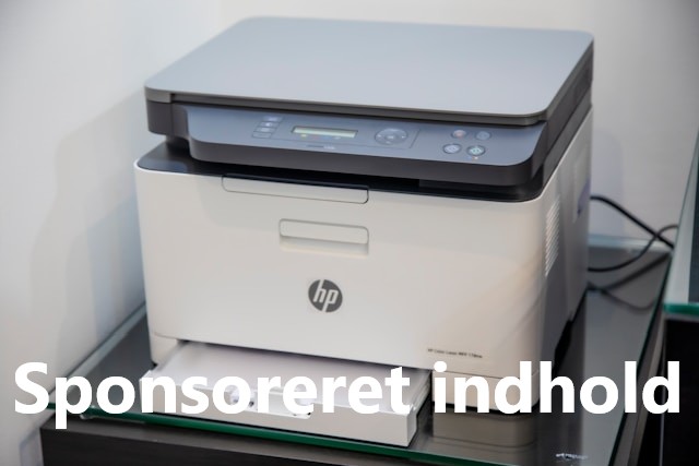 Hvid HP printer placeret i printerrum på et kontor