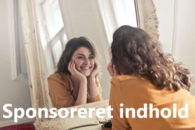 Kvinde ser på sig selv i et spejl